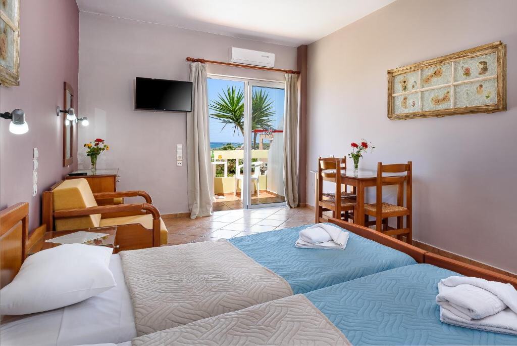 Studio apartment with twin beds and balcony